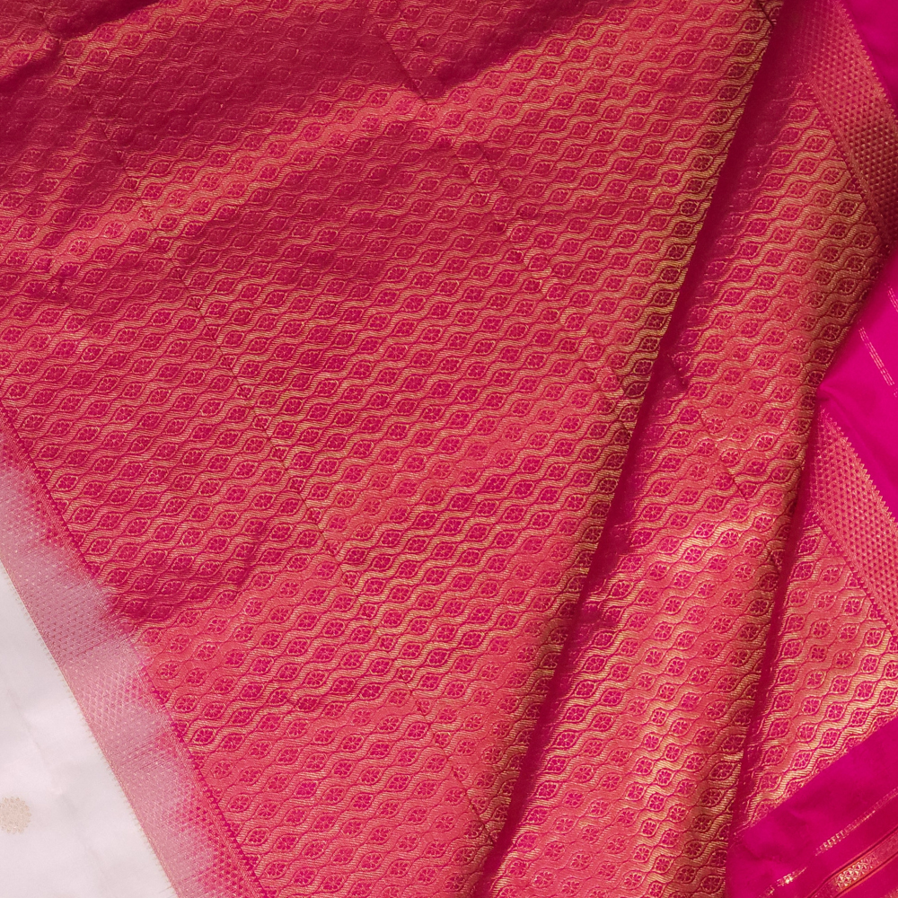 Traditional Narayanpet saree featuring contrast blouse and intricate zari detailing
