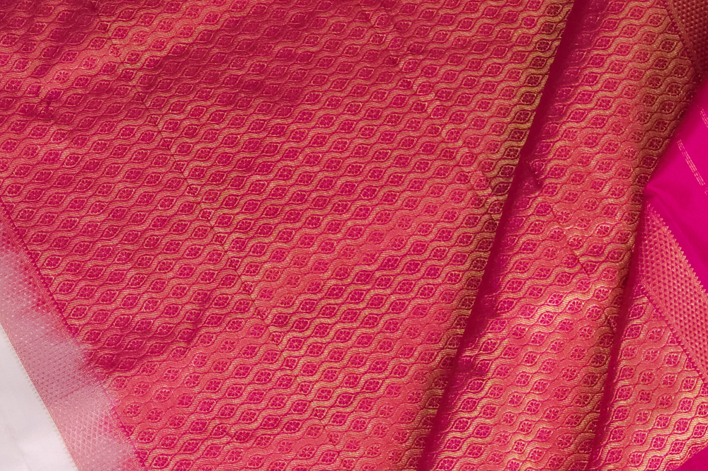 Traditional Narayanpet saree featuring contrast blouse and intricate zari detailing
