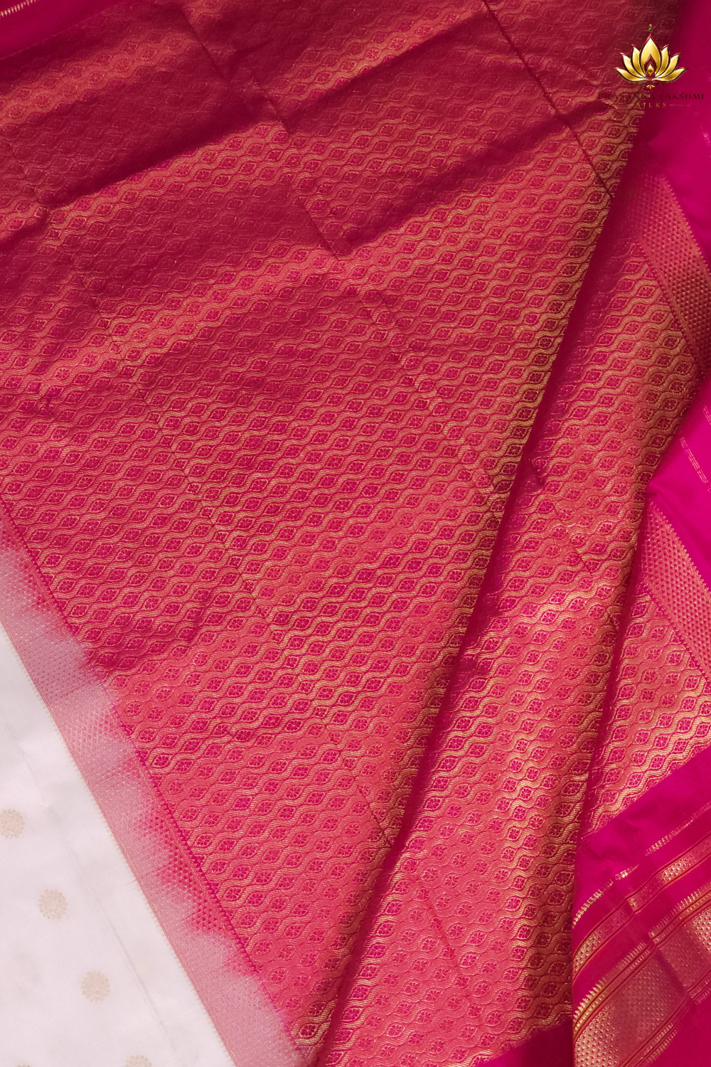 Traditional Narayanpet saree featuring contrast blouse and intricate zari detailing
