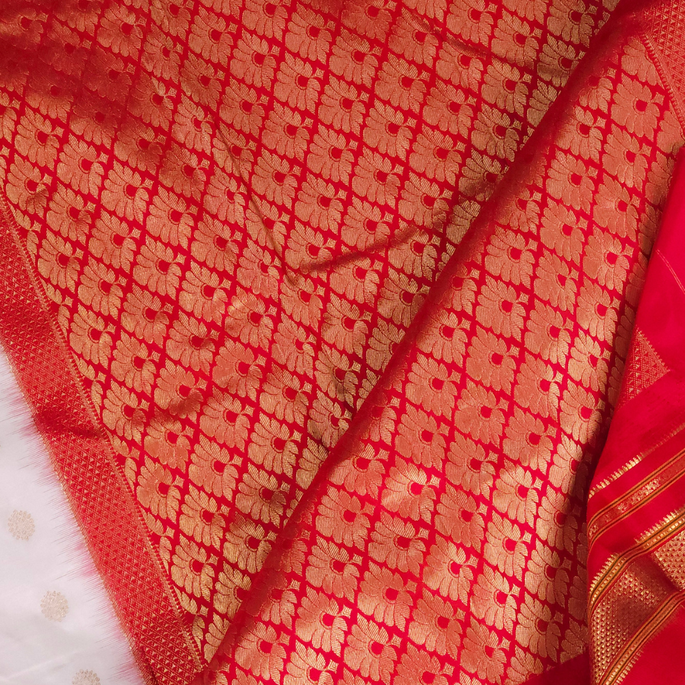 Traditional Narayanpet saree featuring contrast blouse and intricate zari detailing
