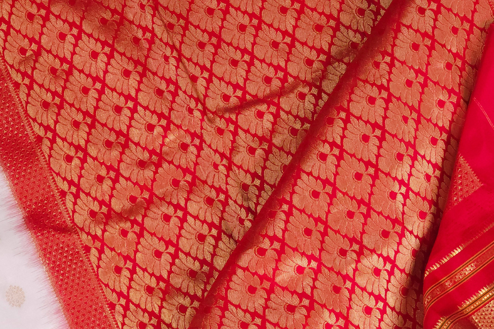 Traditional Narayanpet saree featuring contrast blouse and intricate zari detailing
