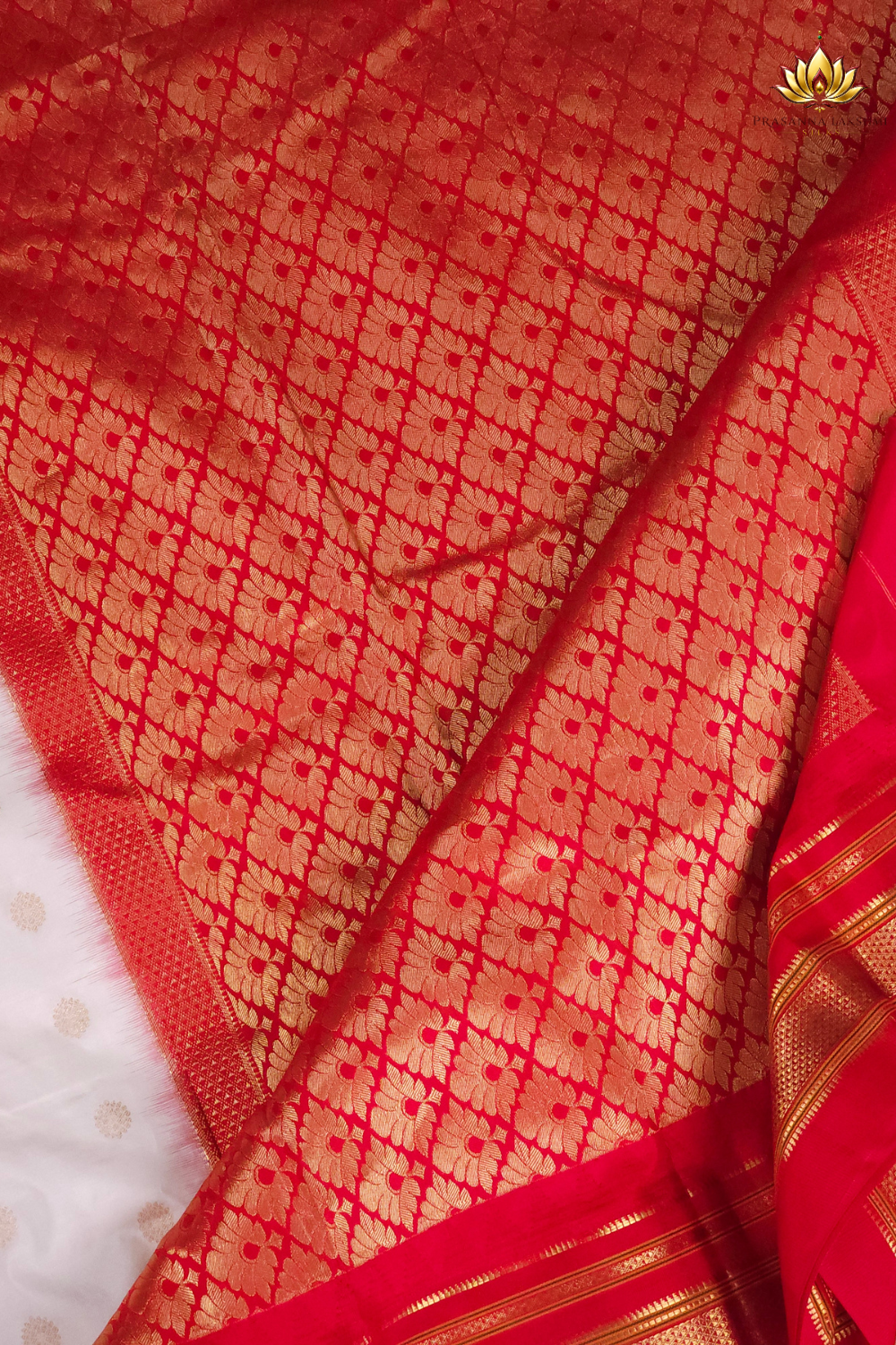 Traditional Narayanpet saree featuring contrast blouse and intricate zari detailing
