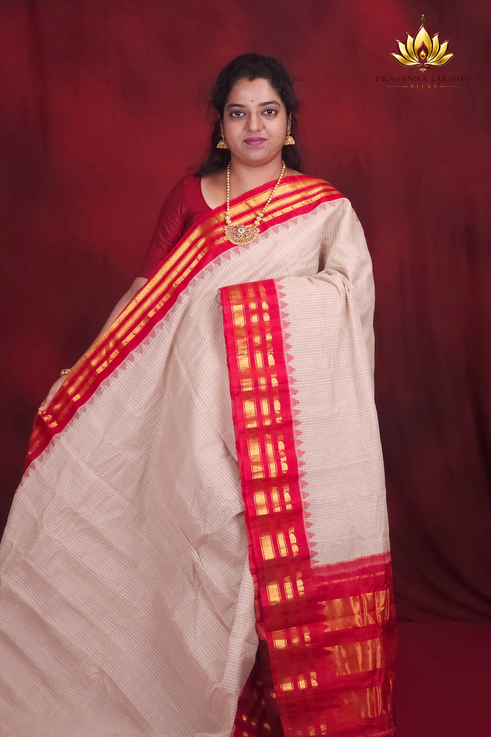 Lightweight Gadwal cotton saree featuring elegant zari border and striped pallu design.
