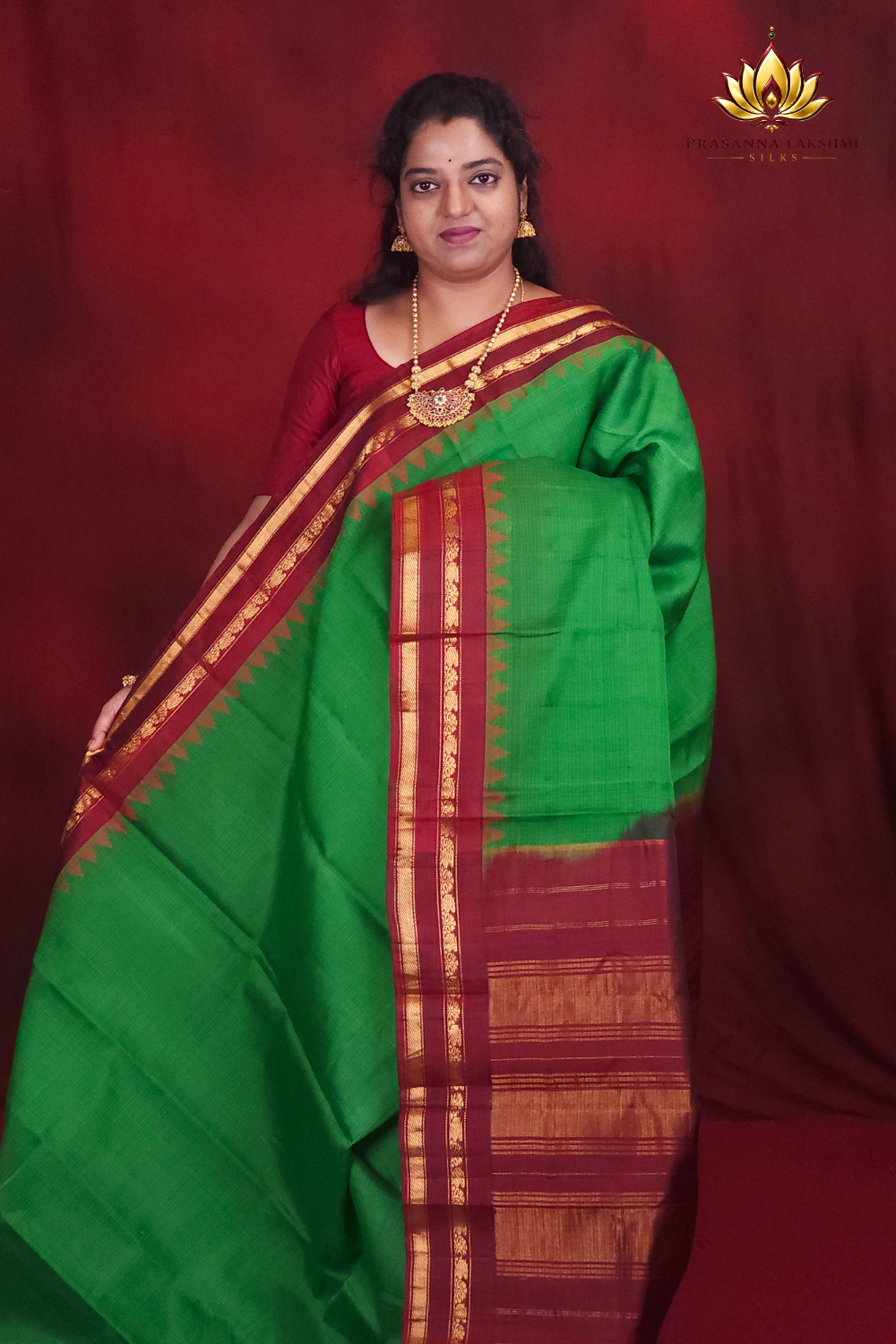 Lightweight Gadwal cotton saree featuring elegant zari border and striped pallu design.
