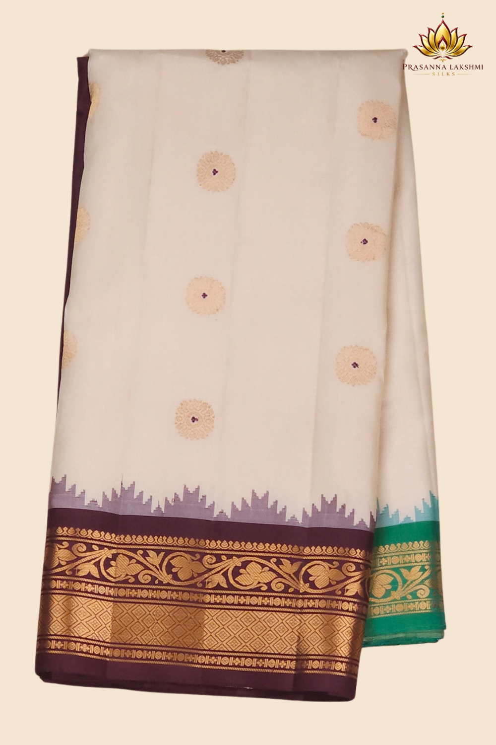 Rich zari-woven brocade pallu detail on Gadwal silk saree
