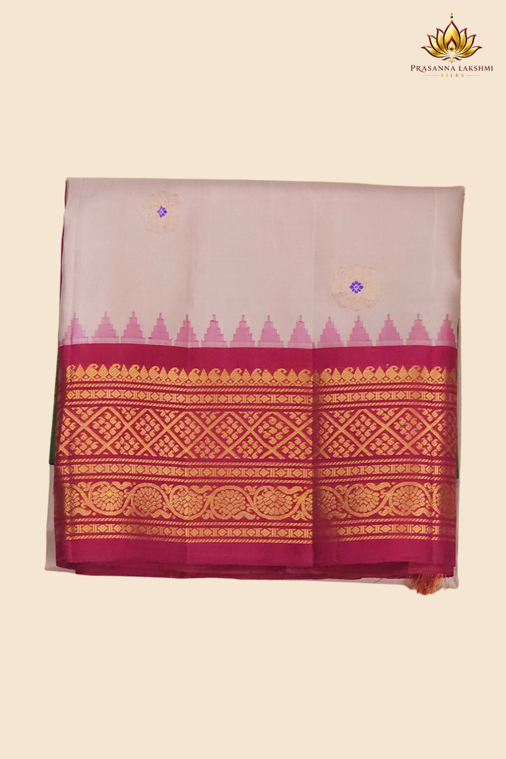 Rich zari-woven brocade pallu detail on Gadwal silk saree
