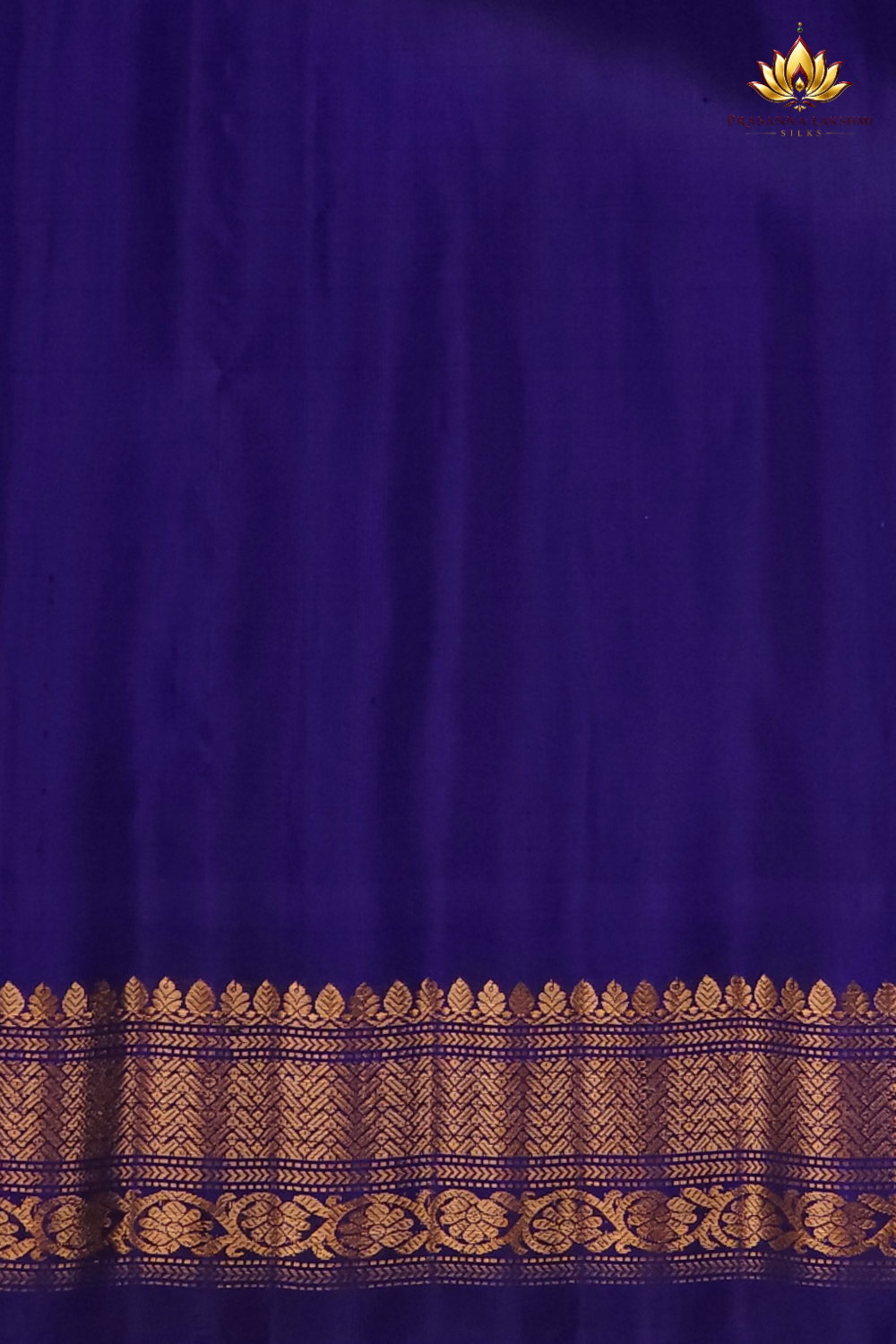 Rich zari-woven brocade pallu detail on Gadwal silk saree
