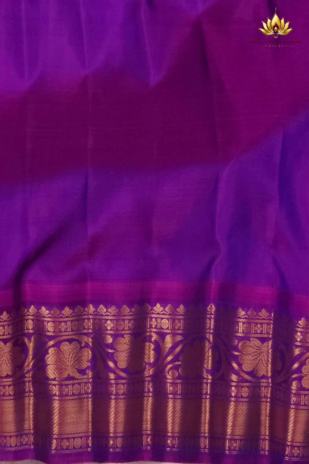 Rich zari-woven brocade pallu detail on Gadwal silk saree
