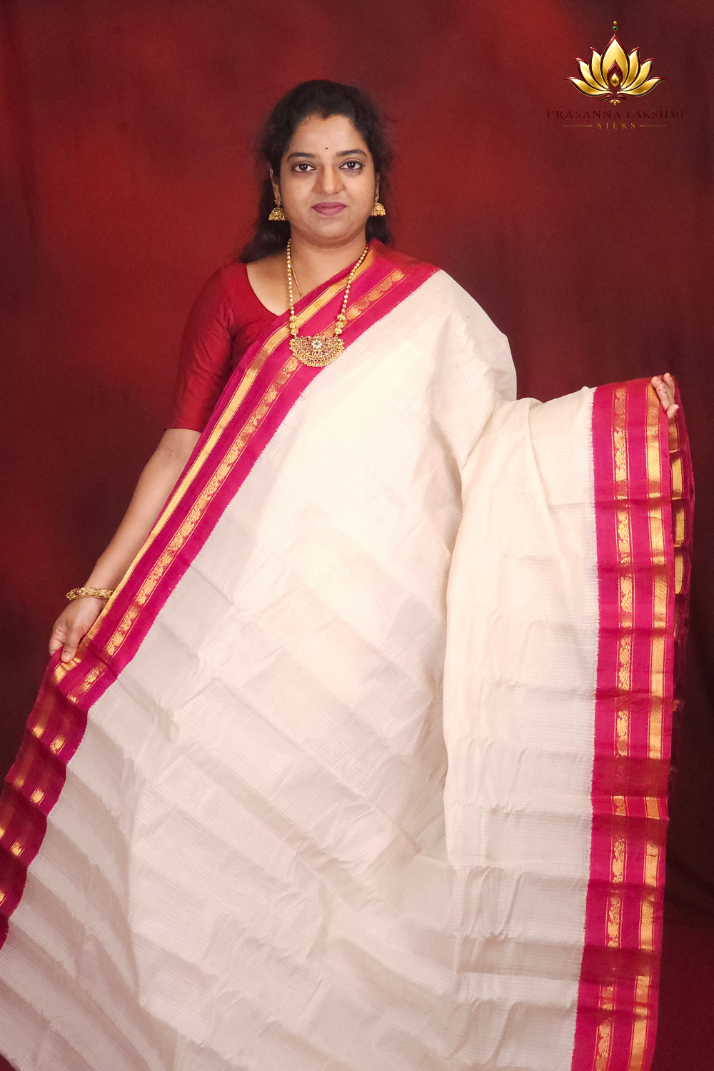 Lightweight Gadwal cotton saree featuring elegant zari border and striped pallu design.
