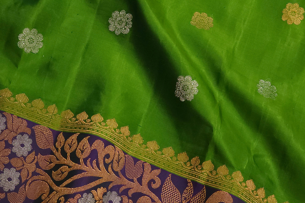 Elegant traditional Gadwal Silk Saree with rich zari weaving, meenakari border detailing, brocade pallu, perfect for weddings and festive occasions.