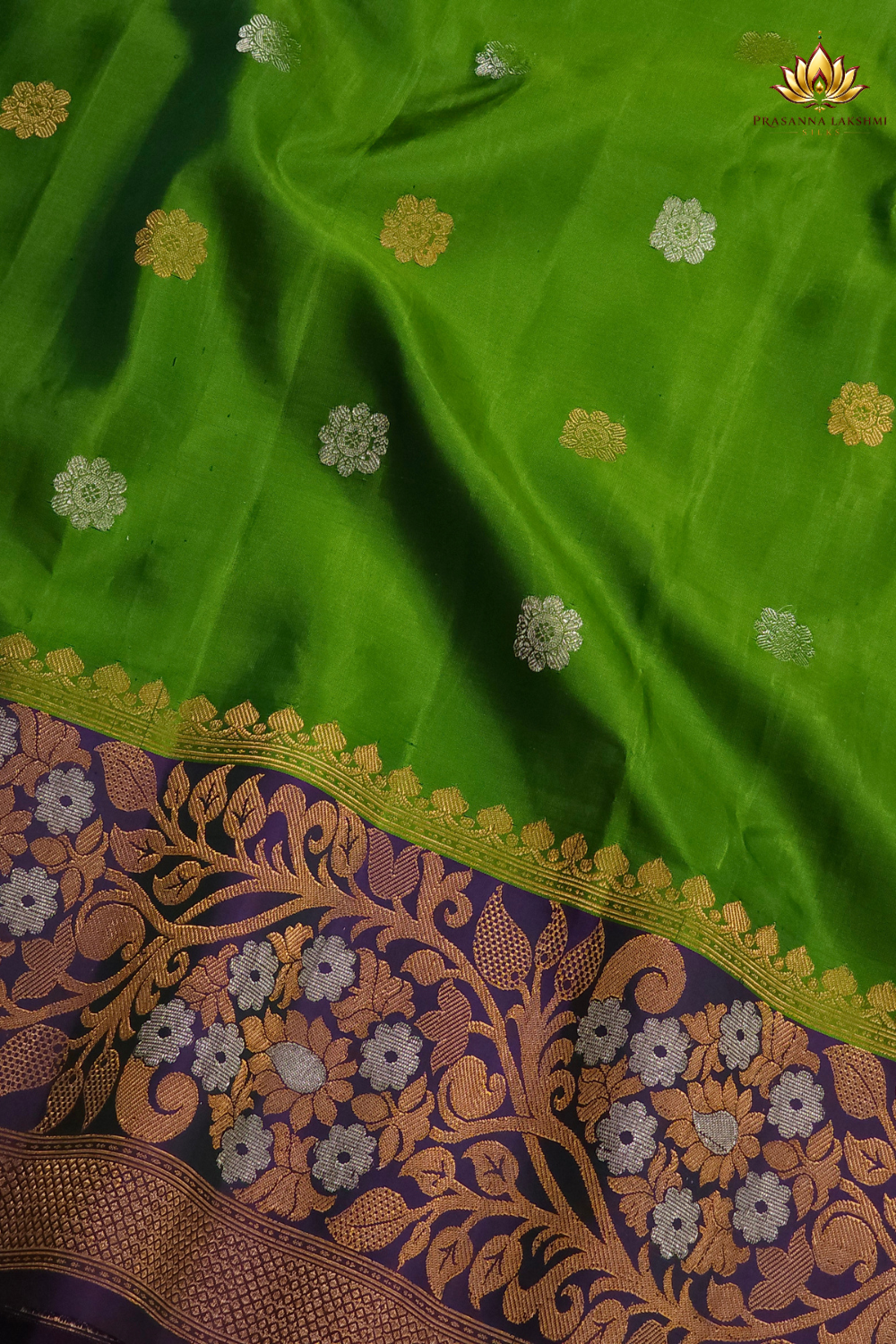 Elegant traditional Gadwal Silk Saree with rich zari weaving, meenakari border detailing, brocade pallu, perfect for weddings and festive occasions.