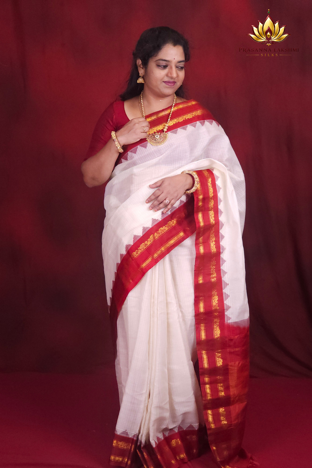 Lightweight Gadwal cotton saree featuring elegant zari border and striped pallu design.
