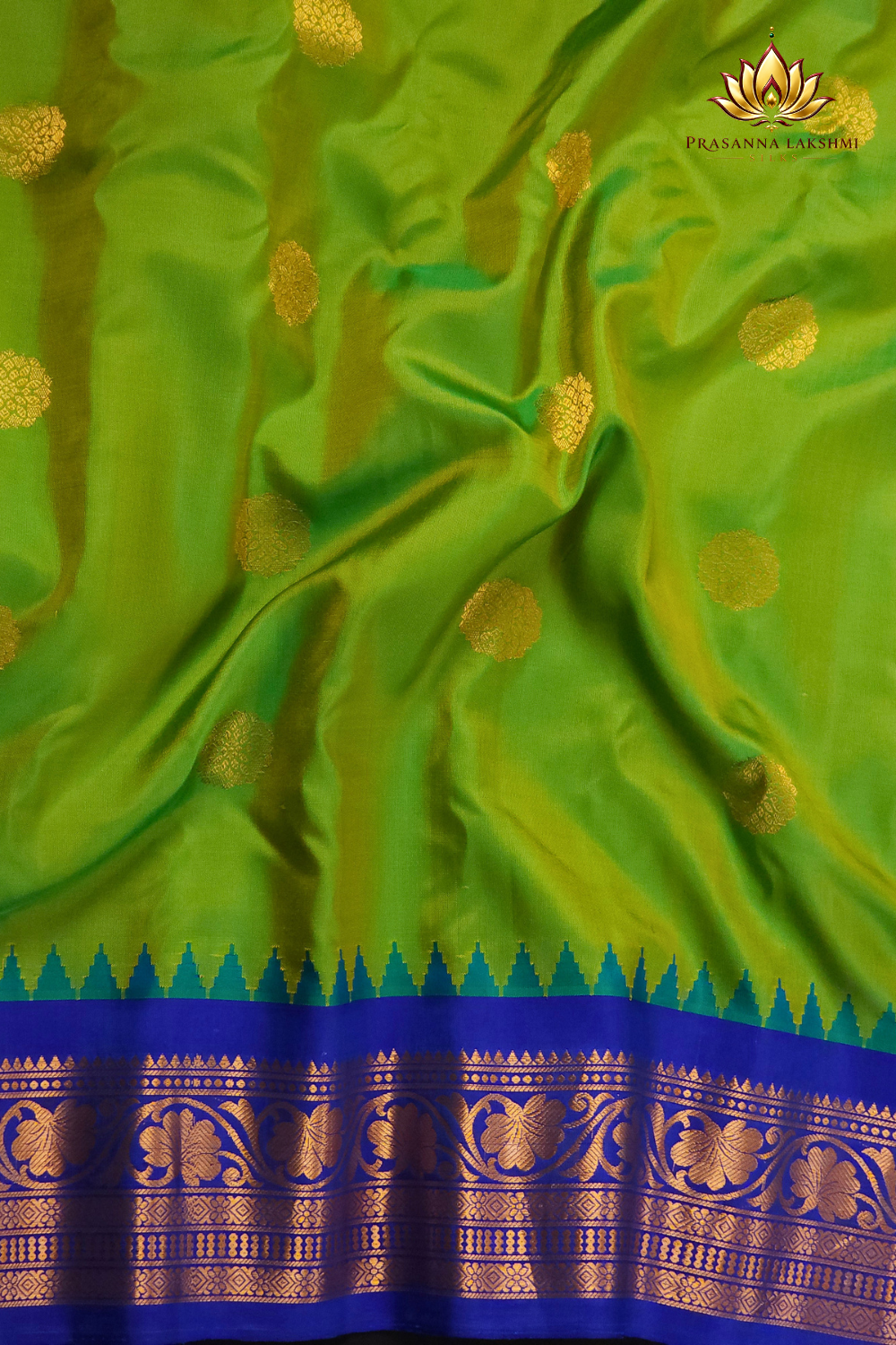 Full drape view of Handloom Gadwal silk saree