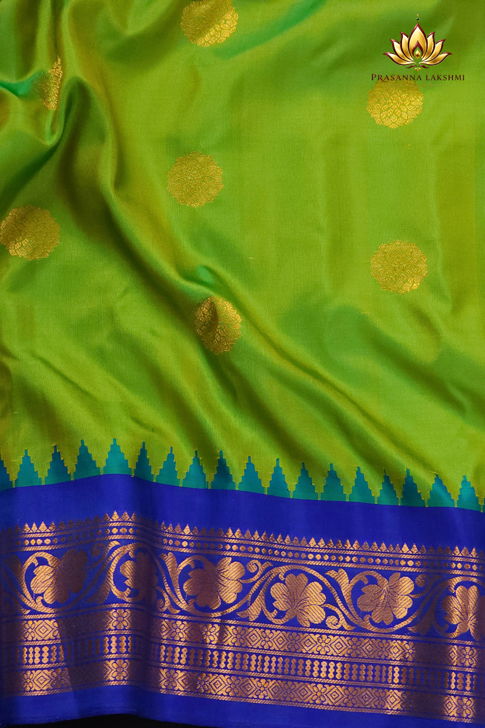 Rich zari-woven brocade pallu detail on Gadwal silk saree
