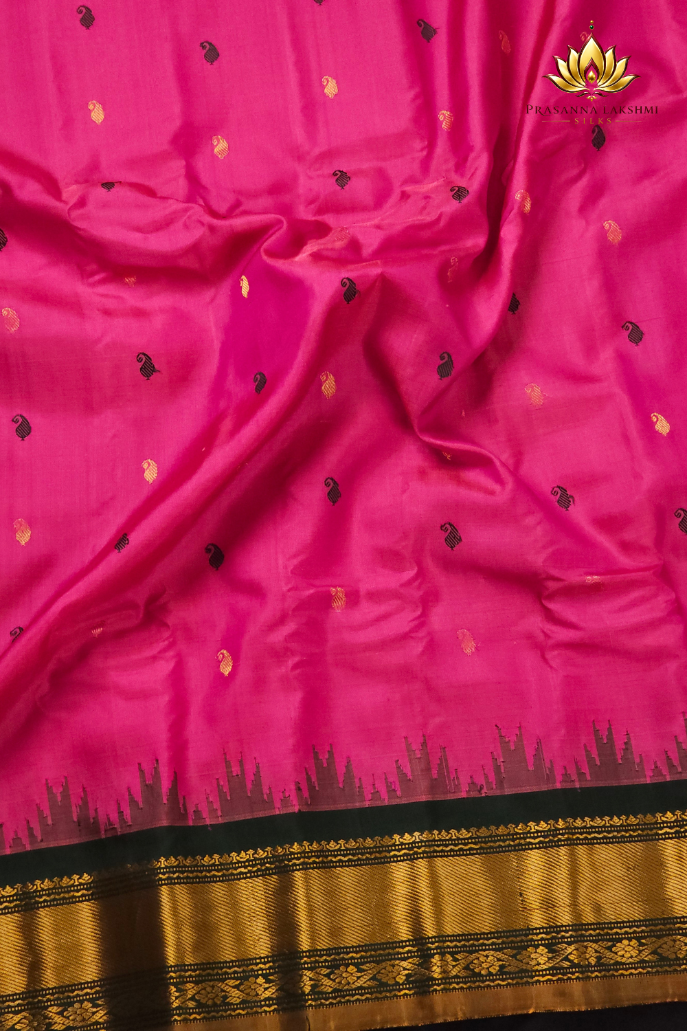 Full drape view of Handloom Gadwal silk saree