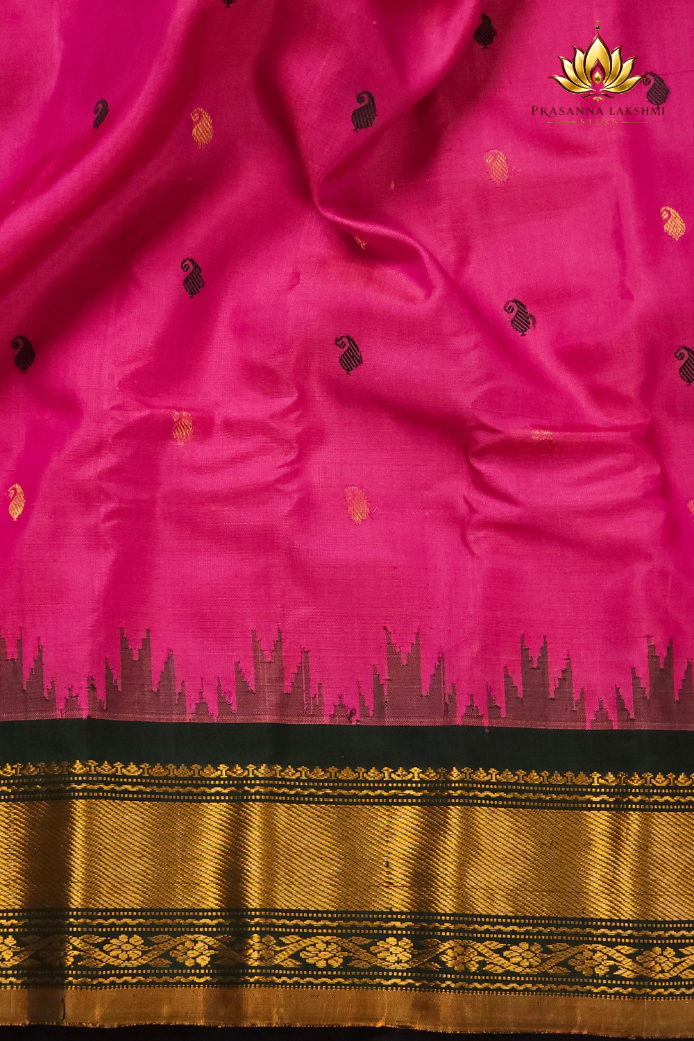 Rich zari-woven brocade pallu detail on Gadwal silk saree
