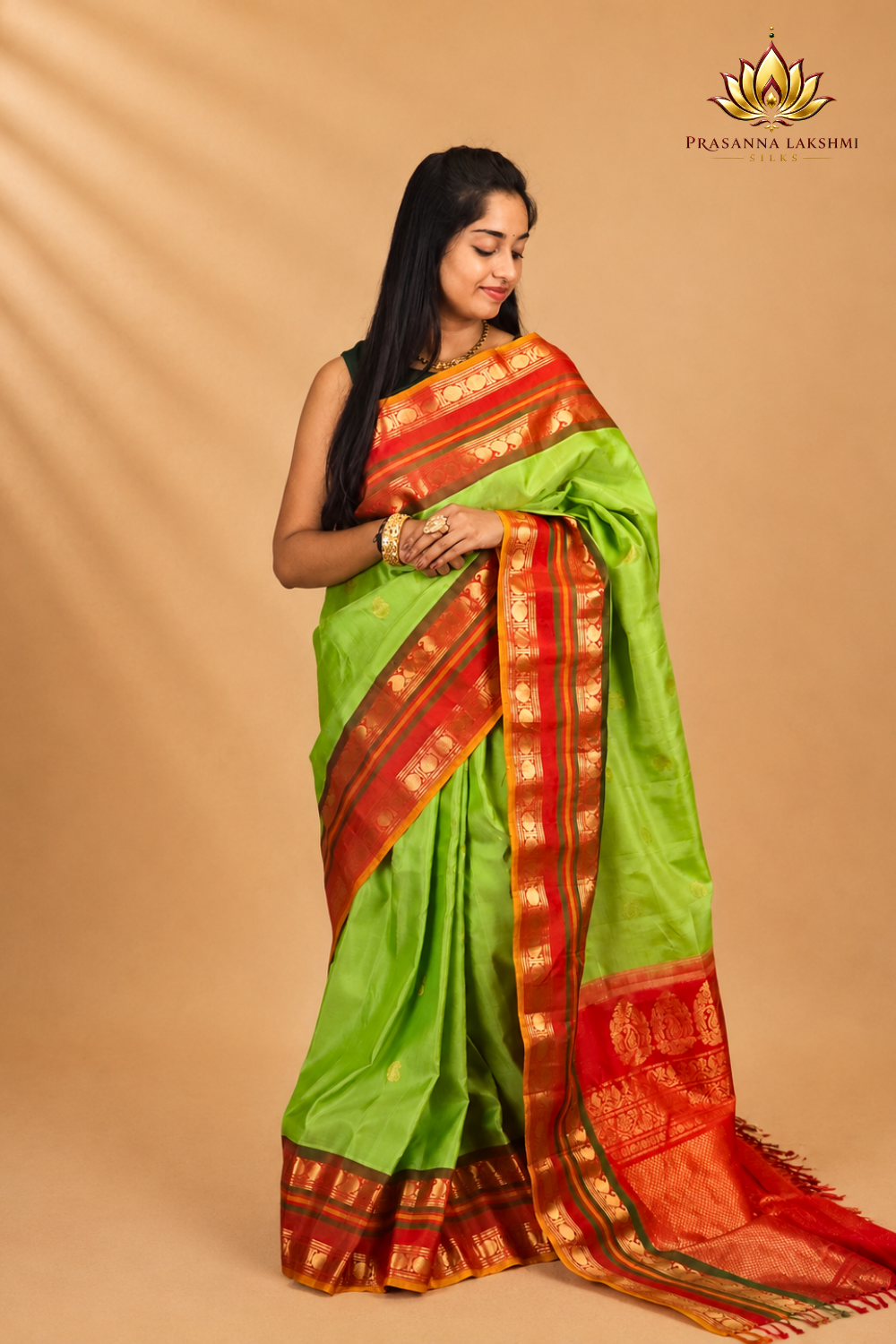 Rich zari-woven brocade pallu detail on Gadwal silk saree
