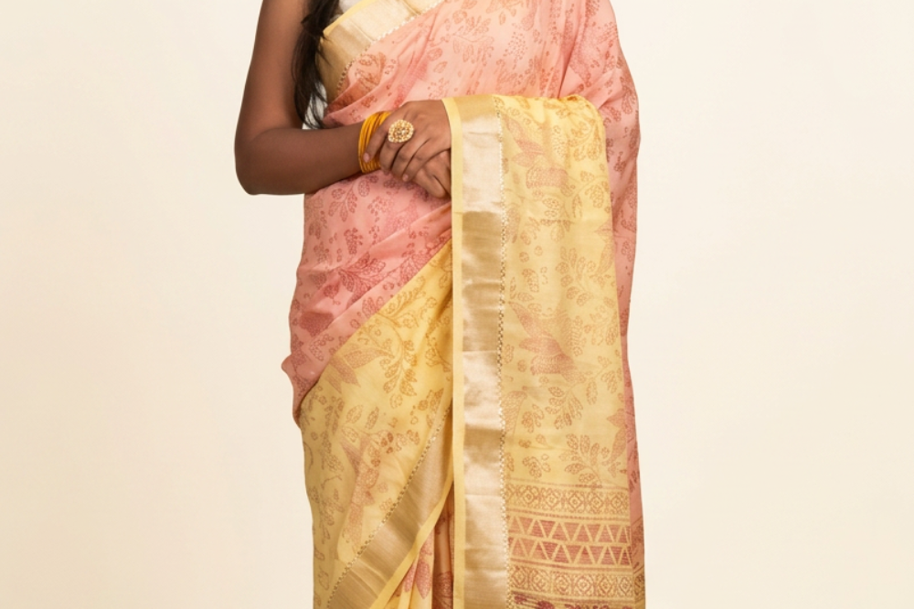Dual colour linen saree with floral digital prints, zari woven borders and rich floral printed pallu.
