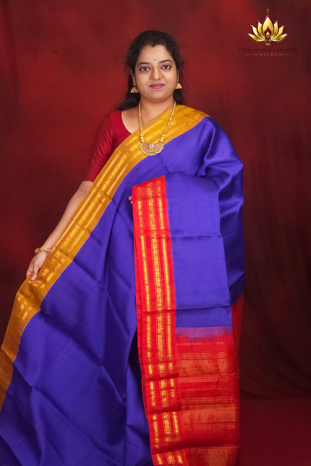 Lightweight Gadwal cotton saree featuring elegant zari border and striped pallu design.
