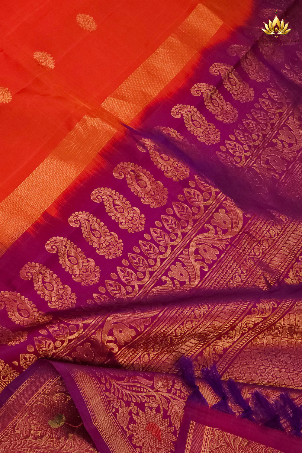 Elegant traditional Gadwal Silk Saree with rich zari weaving, meenakari border detailing, brocade pallu, perfect for weddings and festive occasions.