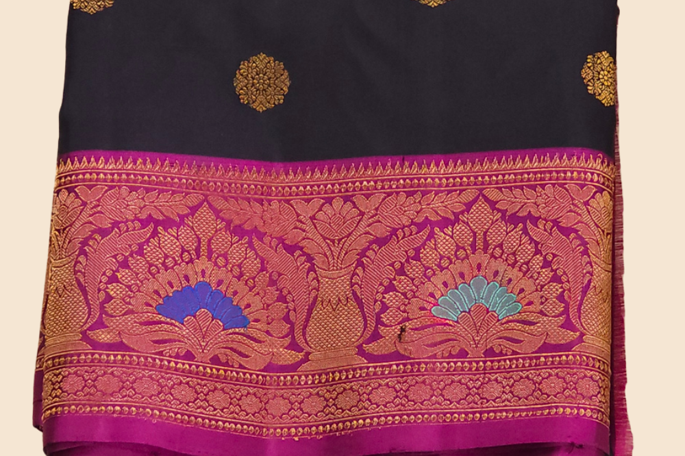 Elegant traditional Gadwal Silk Saree with rich zari weaving, meenakari border detailing, brocade pallu, perfect for weddings and festive occasions.