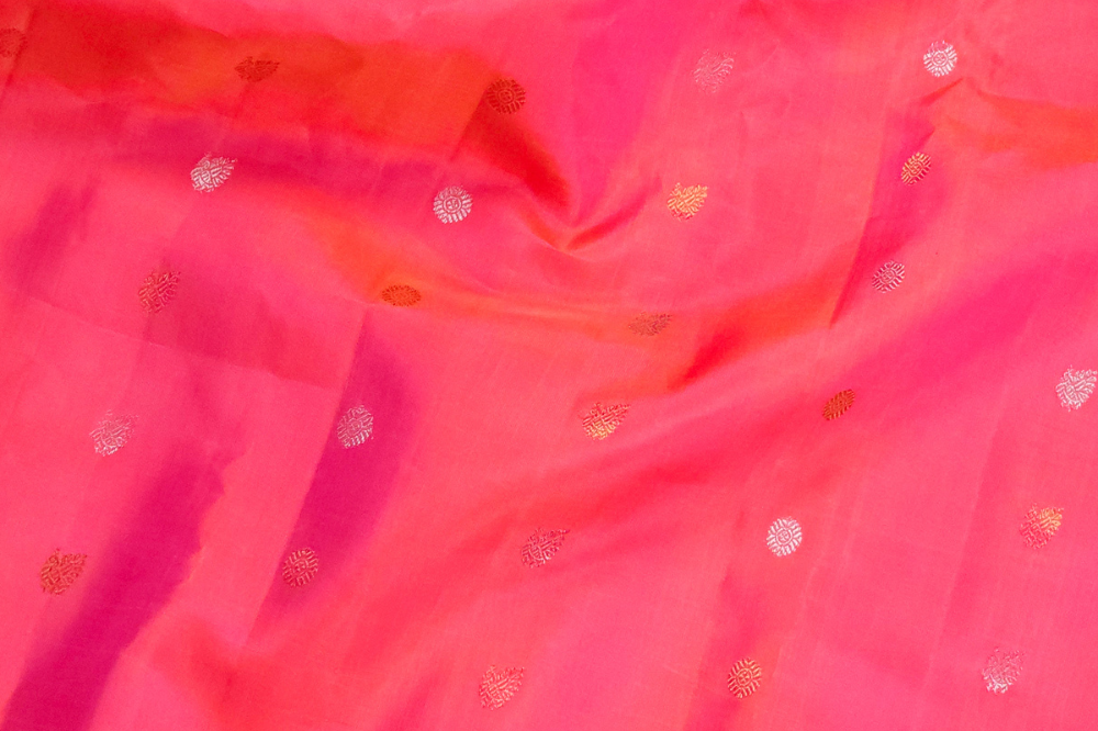 Traditional Gadwal silk saree featuring rich zari brocade pallu and woven detailing
