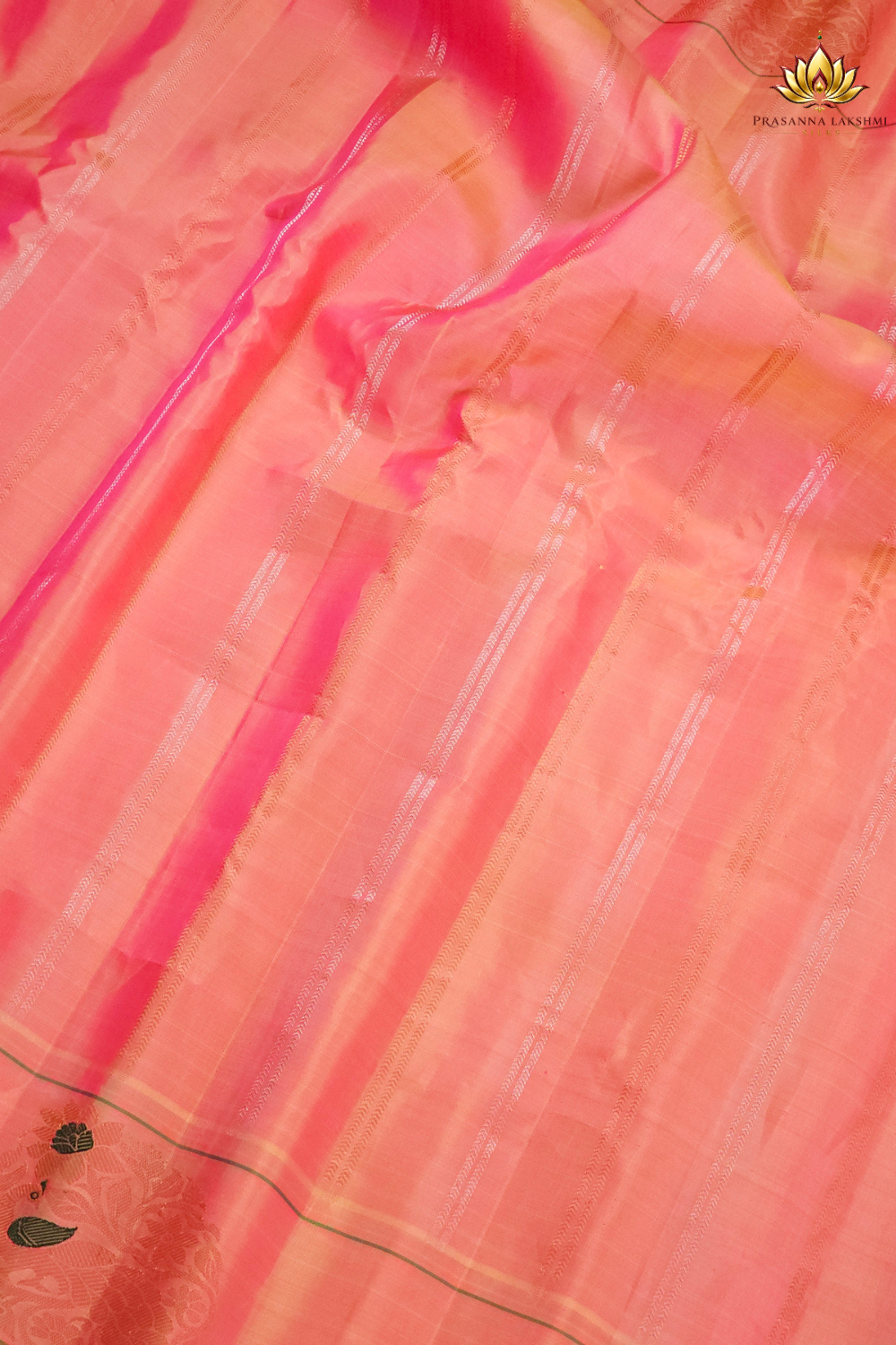 Traditional Gadwal silk saree featuring rich zari brocade pallu and woven detailing
