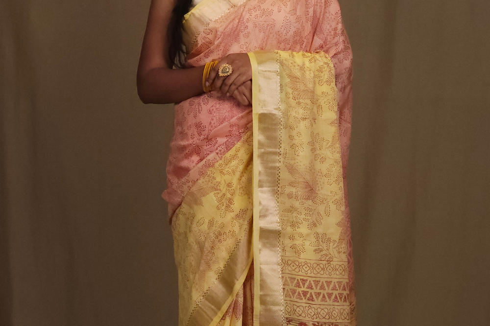 Dual colour linen saree with floral digital prints, zari woven borders and rich floral printed pallu.
