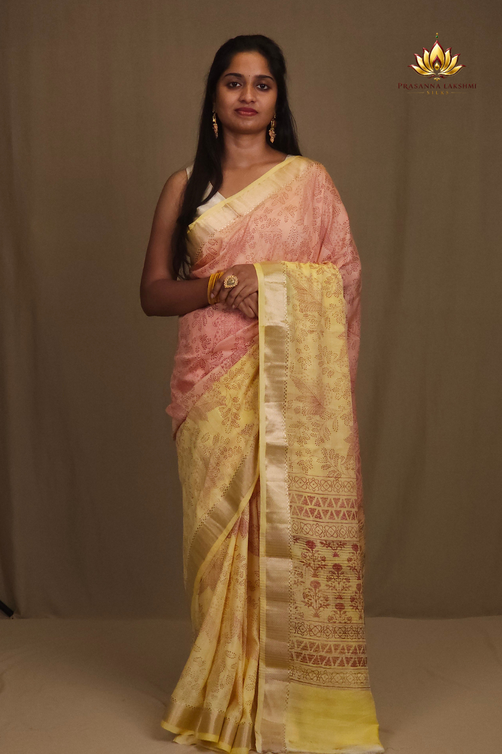 Dual colour linen saree with floral digital prints, zari woven borders and rich floral printed pallu.
