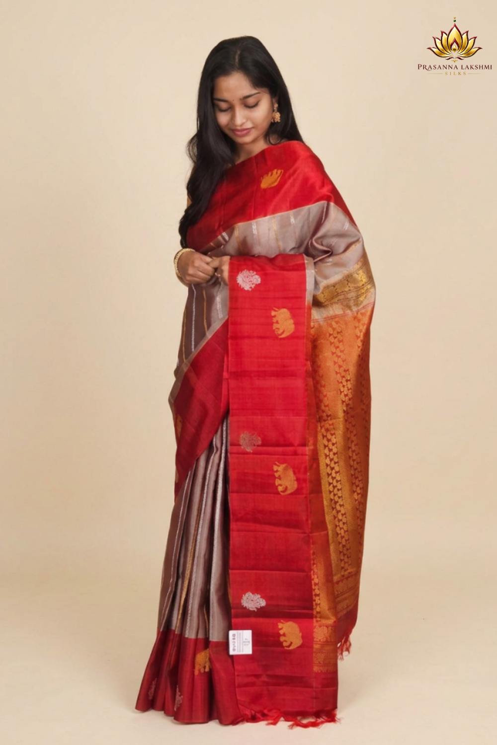 Traditional Gadwal silk saree featuring rich zari brocade pallu and woven detailing
