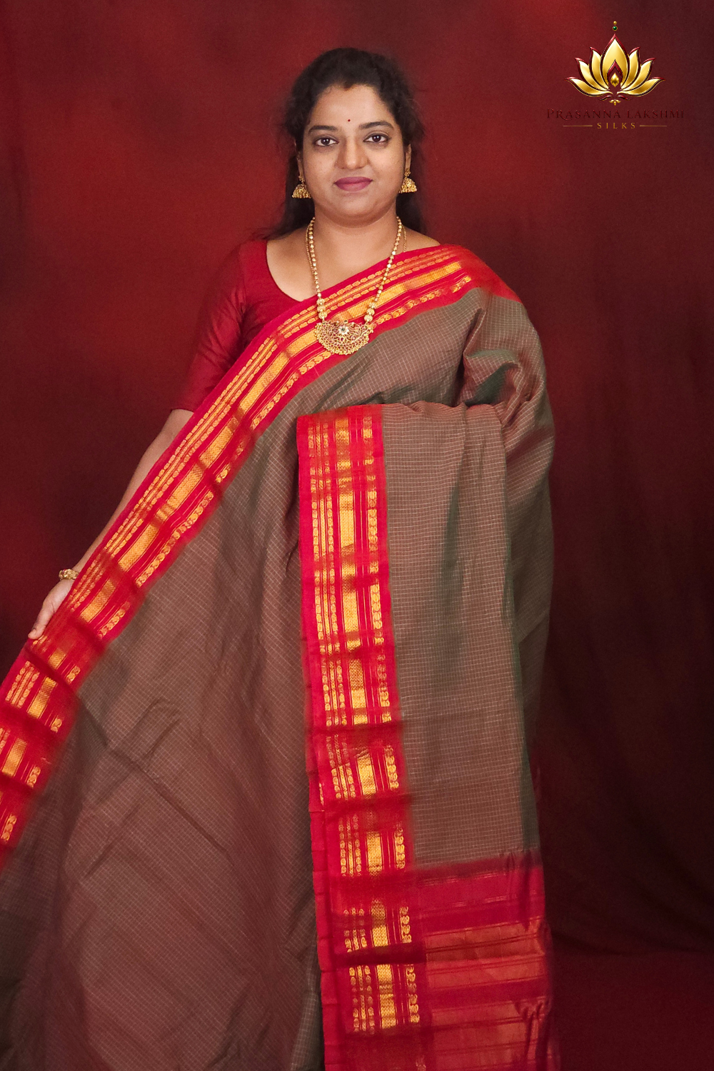 Lightweight Gadwal cotton saree featuring elegant zari border and striped pallu design.
