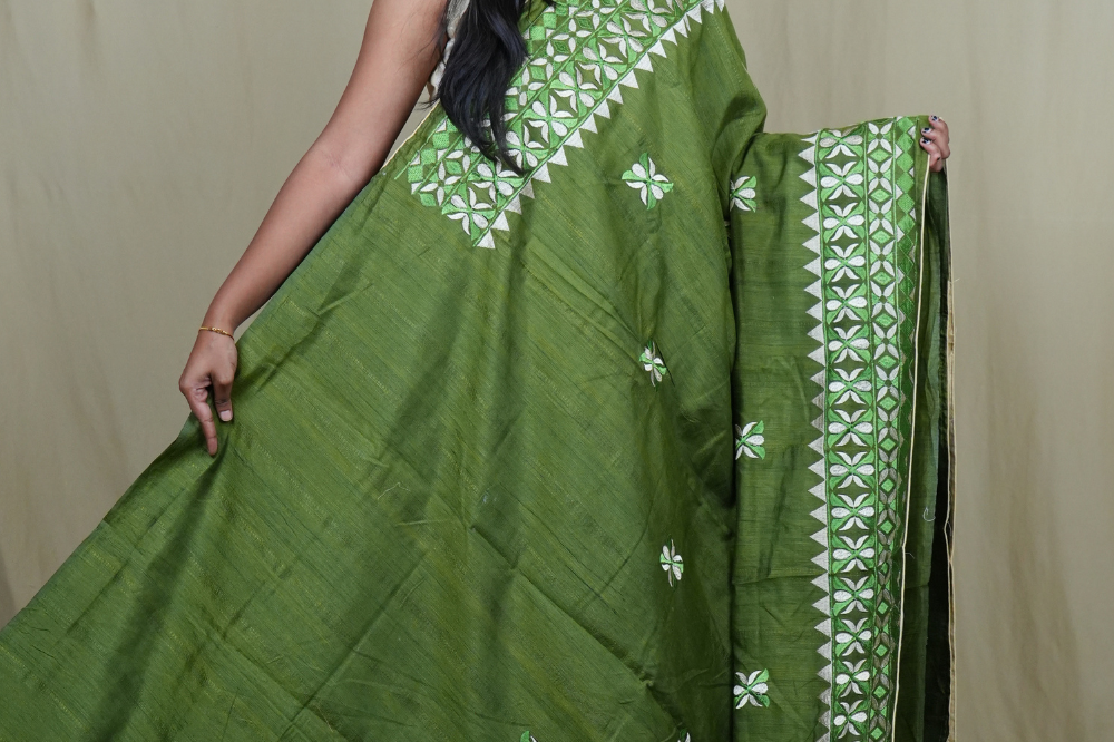 Elegant thread embroidered saree featuring rich pallu design and running blouse piece.
