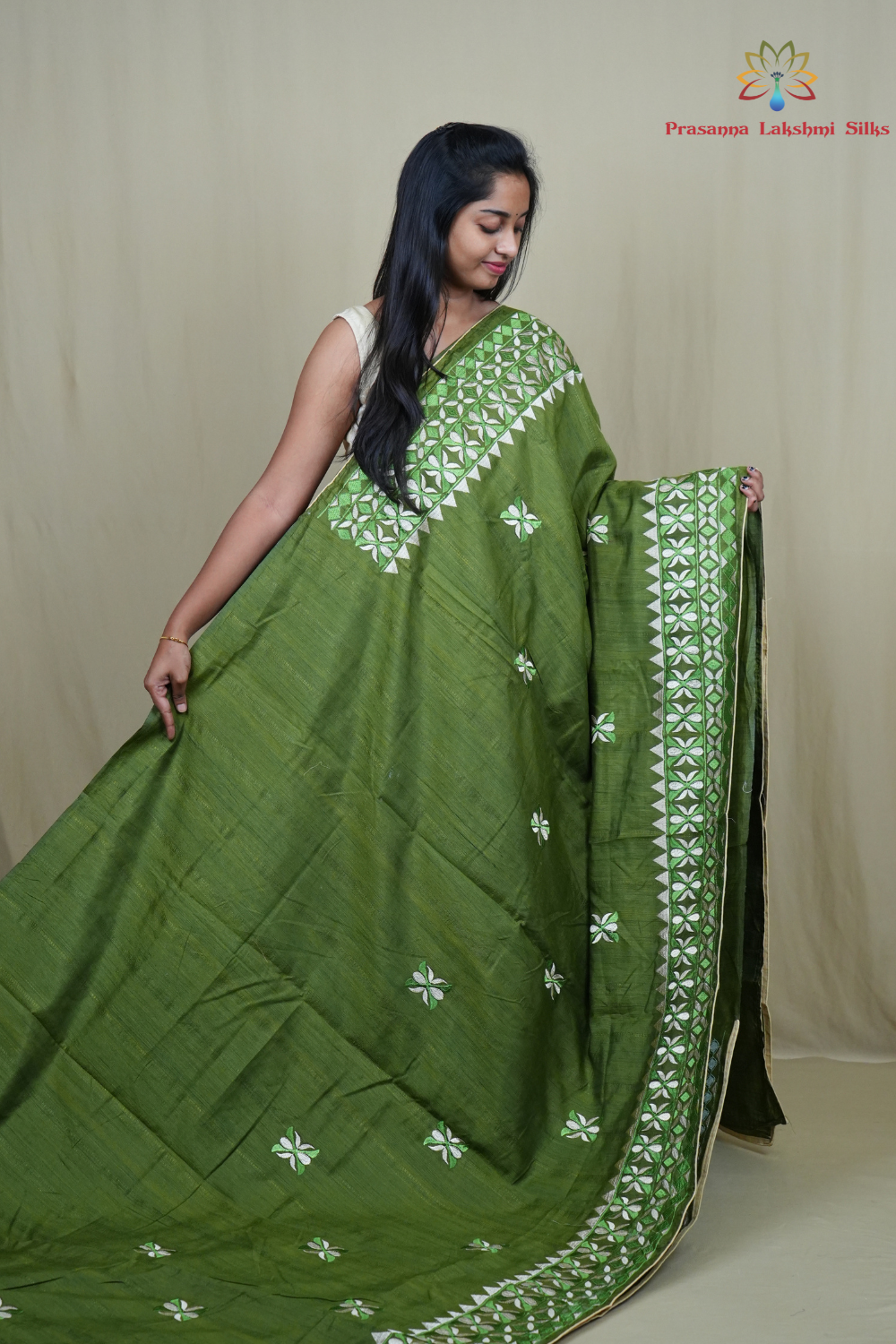 Elegant thread embroidered saree featuring rich pallu design and running blouse piece.
