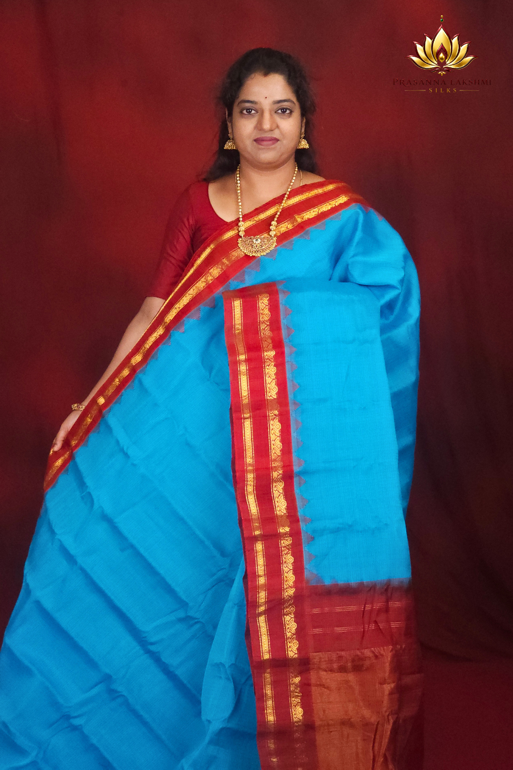 Lightweight Gadwal cotton saree featuring elegant zari border and striped pallu design.
