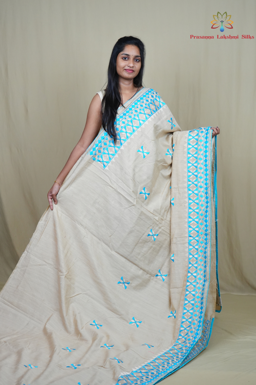 Elegant thread embroidered saree featuring rich pallu design and running blouse piece.
