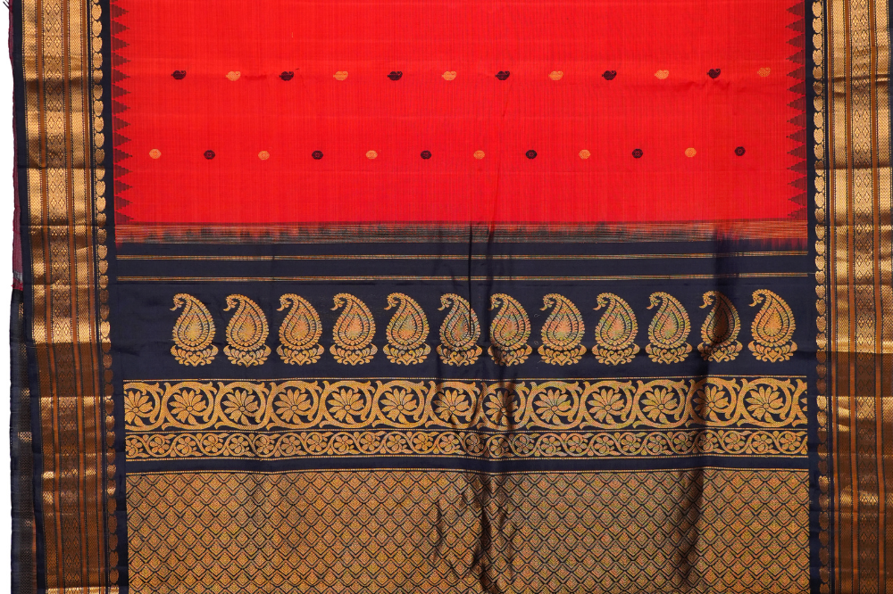 Traditional Gadwal SiCo saree featuring exquisite zari woven borders and blouse piece.
