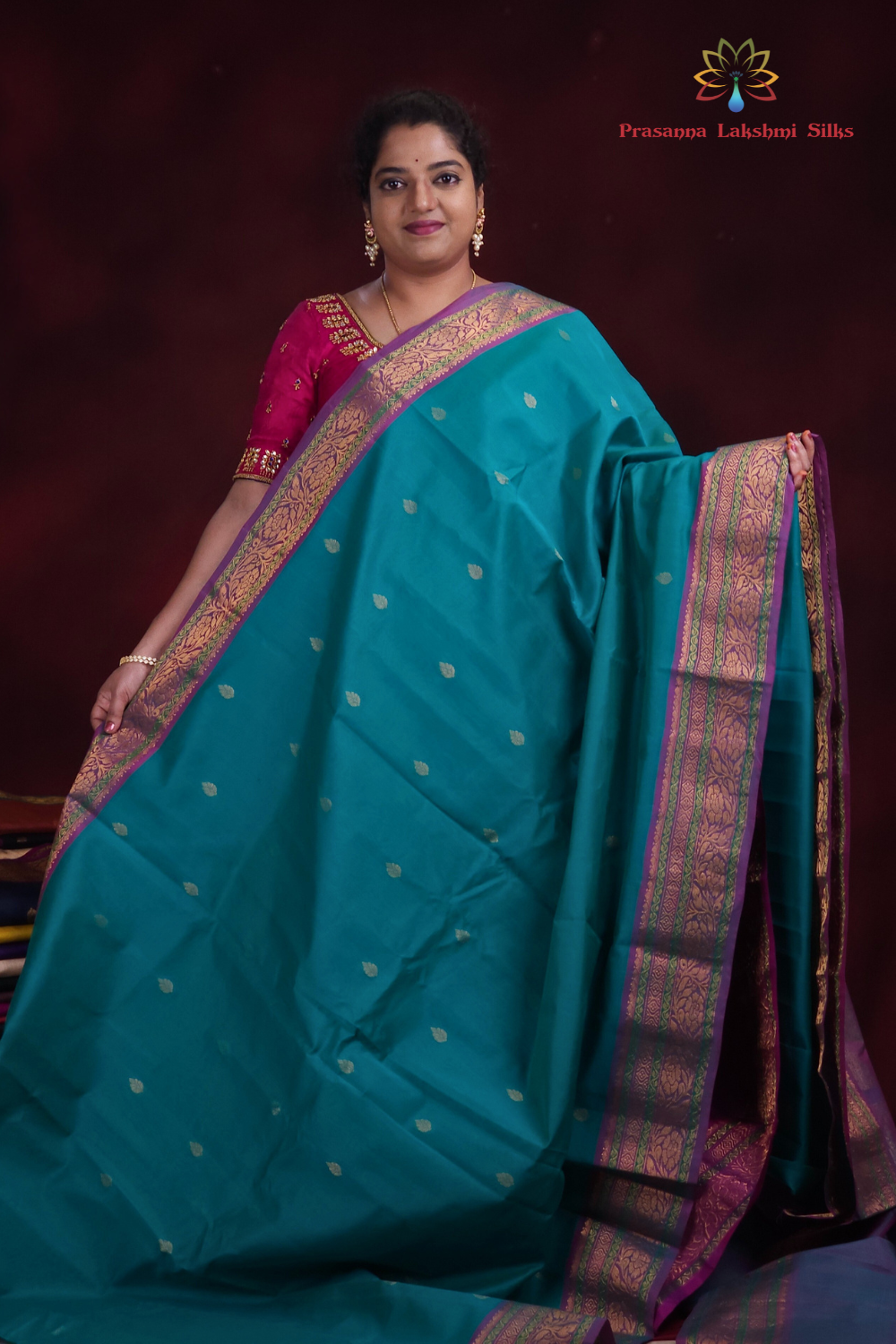 Close-up of zari motif detailing on Rama Green Gadwal saree