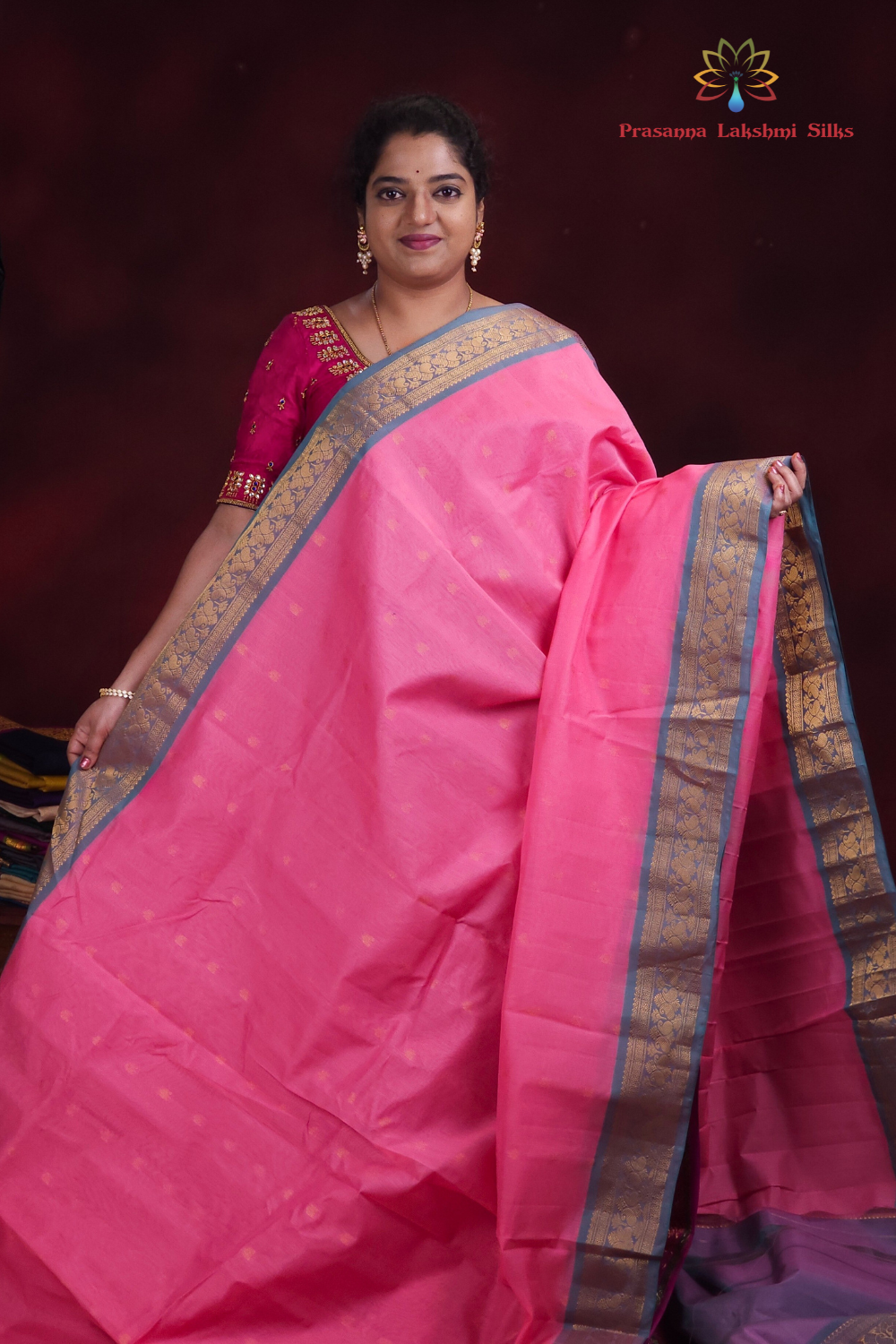 Close-up of zari motif detailing on baby pink handloom Gadwal saree